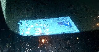 Las nuevas tarjetas del @gobierno_navarra tienen en la parte superior la fecha de caducidad y el n°. "Casualmente " la de este coche junto a Baluarte estaba oculta y al revés. Además ocupaba su plaza ♿ y parte de otra. Agradeceríamos a la Policía Municipal que sea implacable con esta gente. Las tarjetas deben ser visibles desde el exterior. 
#OkupasMotorizados